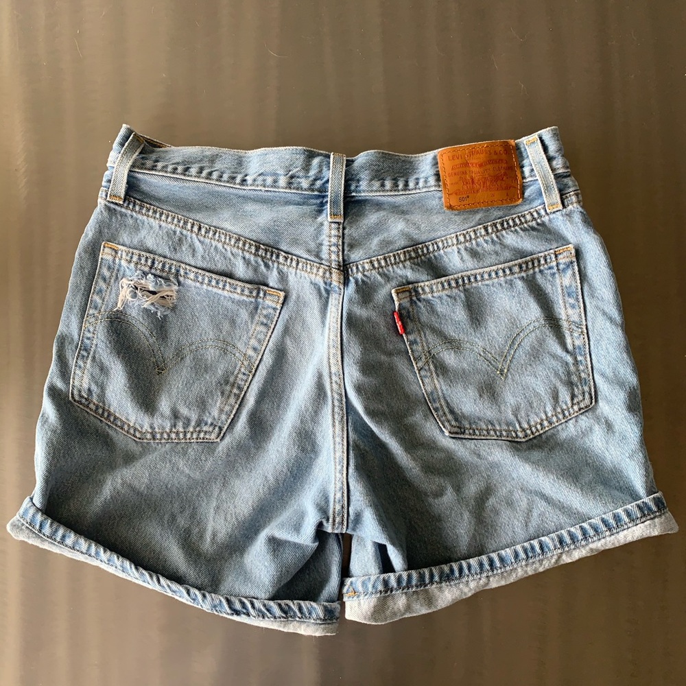 Levi 501 long shorts- Size 28